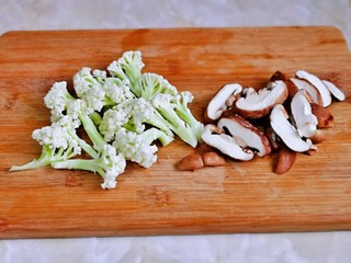 4、牛肉火锅,花菜，香菇洗净切好。
