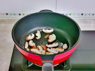 5、牛肉火锅,起油锅，加入切好的香菇翻炒。