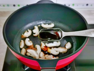 6、牛肉火锅,加入1勺蚝油。