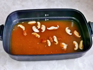 8、牛肉火锅,倒入自己家适合吃火锅的锅中，加入鸡汤，纯净水。