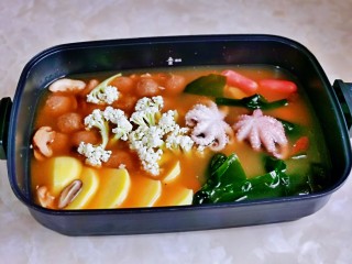 9、牛肉火锅,再加入各种菜，大火煮熟。（不易熟的先煮）