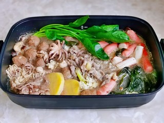 10、牛肉火锅,最后加入肥牛与菠菜，边煮边吃就好啦！