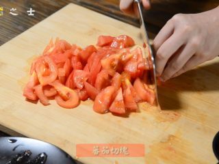 7、能吃下一盆米饭的------茄汁龙利鱼,将番茄切成小块备用