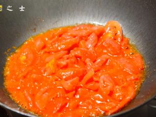 9、能吃下一盆米饭的------茄汁龙利鱼,在炒锅中放入食用油，烧热后放入番茄翻炒，油温越热，番茄可以炒的越红哟~