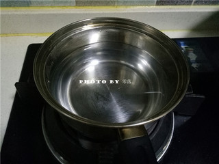 3、南瓜燕麦浓汤,奶锅倒入清水烧开；