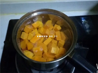 4、南瓜燕麦浓汤,放入南瓜、胡萝卜煮软，捞出；
