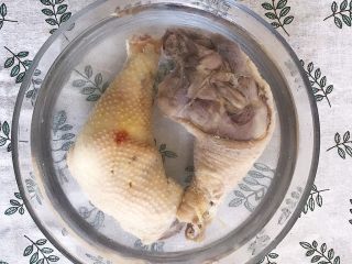 4、川香口水鸡,煮好的鸡腿放入凉水中备用