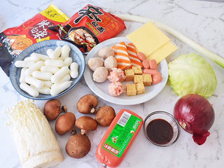 1、部队火锅,准备好材料