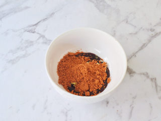 3、部队火锅,取一个小碗,加入2勺韩式辣酱和辛拉面的调味搅拌均匀备用