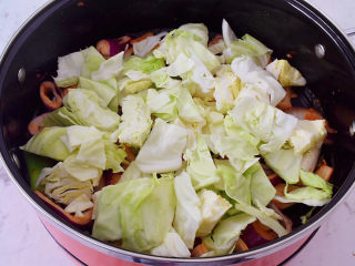 6、部队火锅,放入卷心菜打底