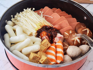 9、部队火锅,加入开水