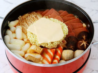 11、部队火锅,再摆入面饼,放入2片芝士片