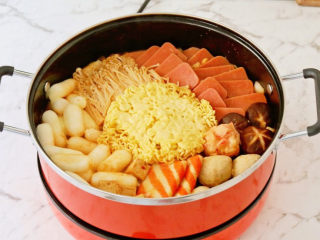 12、部队火锅,继续煮至面熟芝士融化即可享受美食了