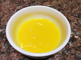 5、番茄炒西葫芦,鸭蛋打入碗中加入适量料酒搅匀备用。