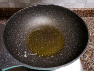 8、番茄炒西葫芦,热锅再倒油烧至八成热。