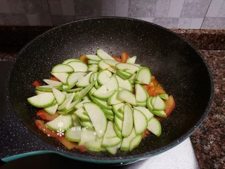 10、番茄炒西葫芦,放入西葫芦翻炒片刻,直至西葫芦变软。