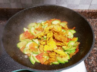 11、番茄炒西葫芦,放入鸭蛋翻炒均匀。