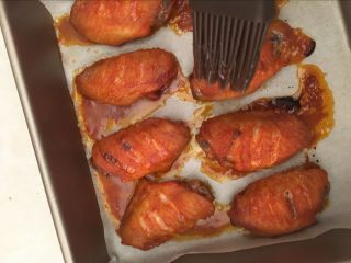 9、【吮指鸡翅】舌尖上的美味儿,烤箱温度定到195度,时间设置为20分钟