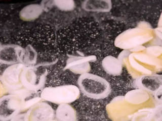 1、家常快手香辣虾 麻辣鲜香,热锅冷油，爆香葱姜蒜