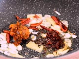 2、家常快手香辣虾 麻辣鲜香,再下干辣椒、花椒、豆瓣酱、火锅底料，炒匀 