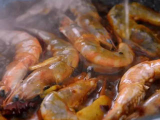 5、家常快手香辣虾 麻辣鲜香,最后淋上料酒，大火炒匀即可