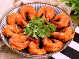 6、家常快手香辣虾 麻辣鲜香,摆盘撒上香菜点缀即可