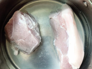 1、春笋回锅肉,猪肉放入锅中，加入料酒一起煮