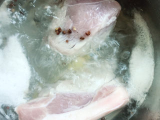 3、春笋回锅肉,放入锅中和猪肉一起煮