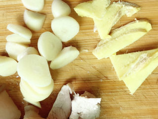 6、春笋回锅肉,另外一块生姜切片，大蒜切片