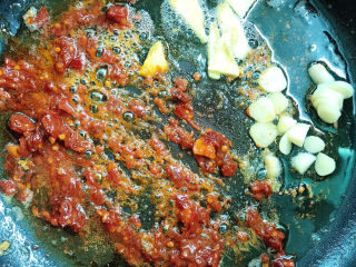 8、春笋回锅肉,热锅冷油，放入蒜片和豆瓣酱