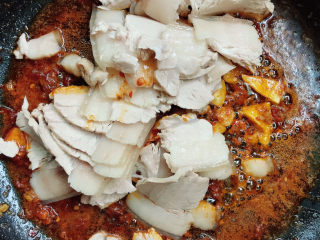 10、春笋回锅肉,放入猪肉