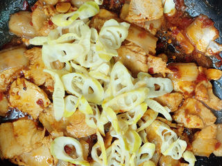 12、春笋回锅肉,放入春笋