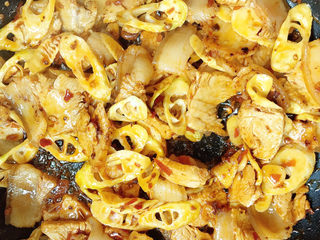 13、春笋回锅肉,放入白糖