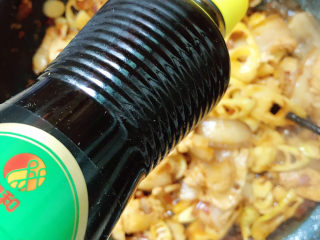 14、春笋回锅肉,倒入酱油