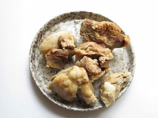 6、羊肉泡馓子,炖好的羊肉捞出洗去油脂