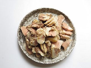 7、羊肉泡馓子,将羊肉切片