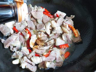 9、羊肉泡馓子,放入羊肉翻炒再加入少许生抽焖2分钟