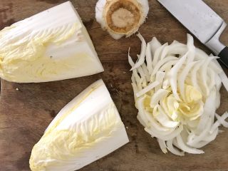 2、早餐+咸味春卷,先将大白菜切成丝，