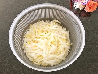 3、早餐+咸味春卷,用清水冲洗之后，沥干备用，