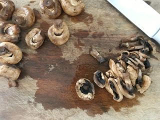 5、早餐+咸味春卷,再将蘑菇切片，这是用新鲜的蘑菇，焯完水后冷冻的蘑菇，（从冰箱取出后，要先自然结冻，而后再使用）