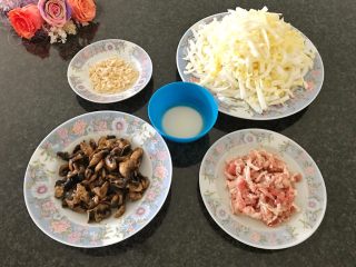 11、早餐+咸味春卷,水淀粉+大白菜丝+五花肉丝+蘑菇丝+虾皮，