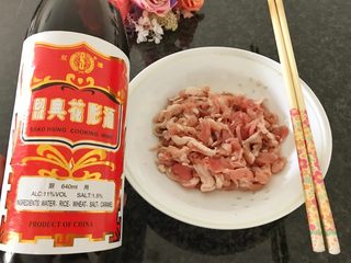12、早餐+咸味春卷,腌制五花肉：加入少许料酒，