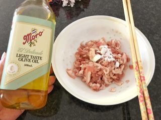 15、早餐+咸味春卷,橄榄油搅拌均匀后腌制10分钟，