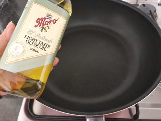 16、早餐+咸味春卷,现在我们开大火，倒入1汤勺橄榄油，