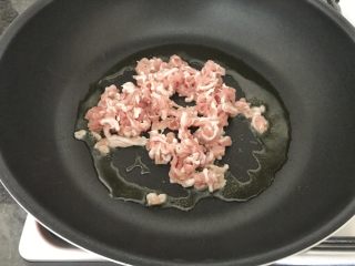 17、早餐+咸味春卷,当油温在5成热时，把肉丝加进来，