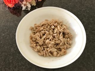 18、早餐+咸味春卷,煸炒至变色，用碗盛出备用，