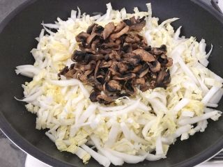 19、早餐+咸味春卷,然后用煸完肉丝留下的油，将大白菜丝和蘑菇加进来煸炒，
