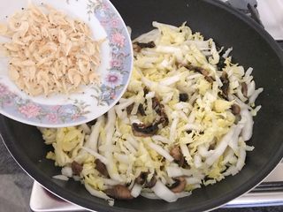 20、早餐+咸味春卷,当大白菜变软，再将虾皮加进来，