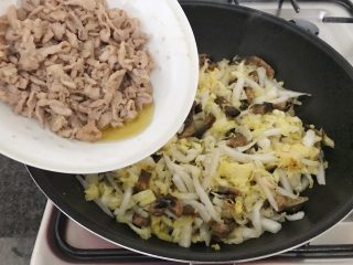 21、早餐+咸味春卷,翻炒均匀后把煸炒过的肉丝加进来，