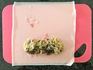 30、早餐+咸味春卷,将春卷皮一张铺平，加入内馅????，